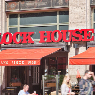 Berlin Karl-Marx-Allee Eingang des BLOCK HOUSE Restaurant Karl-Marx-Allee in Berlin