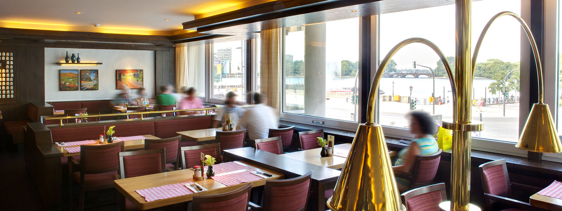 Hamburg Jungfernstieg Blick durch das BLOCK HOUSE Restaurant am Jungfernstieg auf die Binnenalster