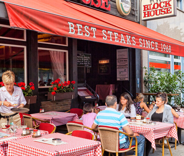 Hamburg Harburg Außenterrasse mit Gästen des BLOCK HOUSE in Hamburg-Harburg