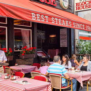 Hamburg Harburg Außenterrasse mit Gästen des BLOCK HOUSE in Hamburg-Harburg