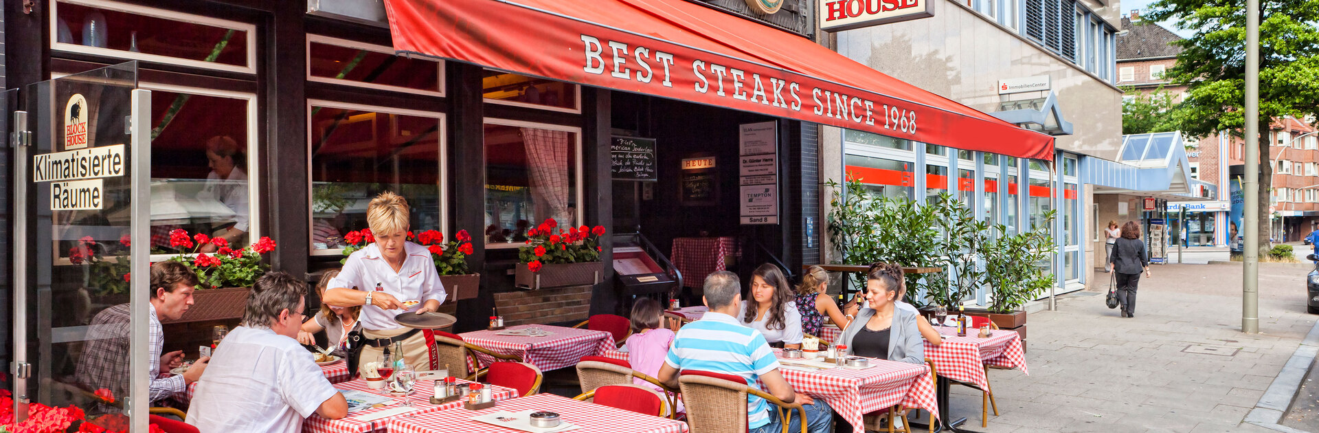 Hamburg Harburg Außenterrasse mit Gästen des BLOCK HOUSE in Hamburg-Harburg