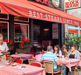 Hamburg Harburg Außenterrasse mit Gästen des BLOCK HOUSE in Hamburg-Harburg