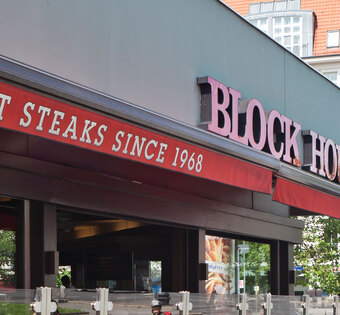 Berlin Am Adenauerplatz BLOCK HOUSE Aufschrift über dem BLOCK HOUSE Restaurant am Adenauerplatz in Berlin