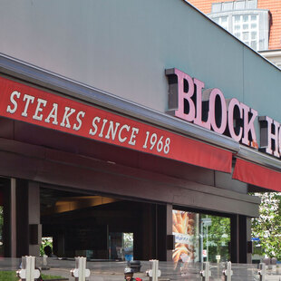 Berlin Am Adenauerplatz BLOCK HOUSE Aufschrift über dem BLOCK HOUSE Restaurant am Adenauerplatz in Berlin