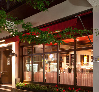 Kiel Das BLOCK HOUSE Restaurant in Kiel von Außen bei Nacht