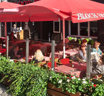 Hannover Am Kröpcke Sonniger Außenbereich des BLOCK HOUSE Restaurants am Kröpcke in Hannover