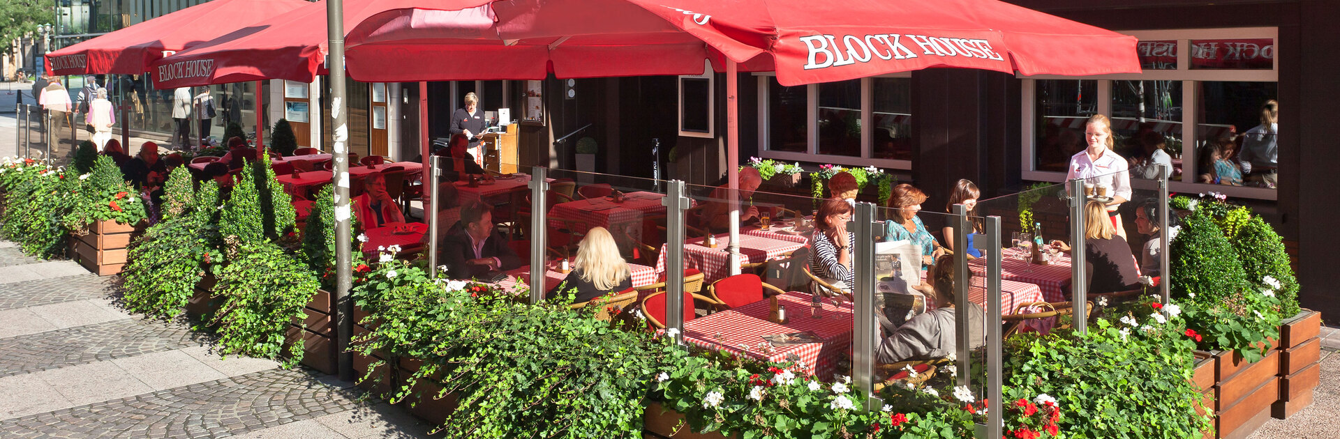 Hannover Am Kröpcke Sonniger Außenbereich des BLOCK HOUSE Restaurants am Kröpcke in Hannover