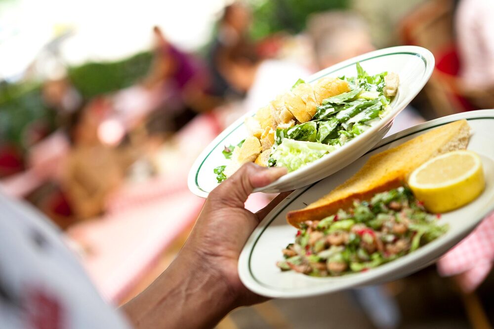 Hamburg Othmarschen Zwei verschiedene BLOCK HOUSE Gerichte werden im BLOCK HOUSE Restaurant Othmarschen serviert